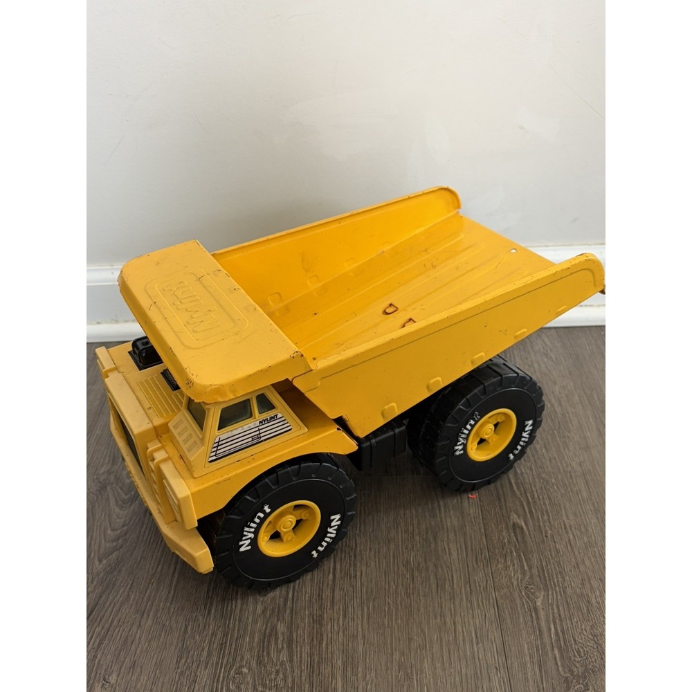 VTG Nylint Hard Hat Contractor Construction Yellow Dump Truck Dirt Sand Box Toy